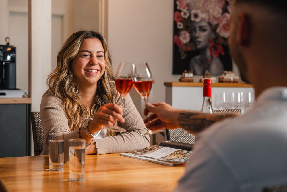 Ein Paar, das sich zuprostet