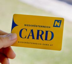 Die strahlende Sonne taucht die historische Landschaft in ein warmes Licht, während die sanften Hügel und die beeindruckenden Ruinen von Carnuntum eine Atmosphäre der Entdeckung und des Staunens schaffen. Die Niederösterreich-CARD in der Hand verspricht unvergessliche Erlebnisse und Abenteuer in dieser faszinierenden Region.