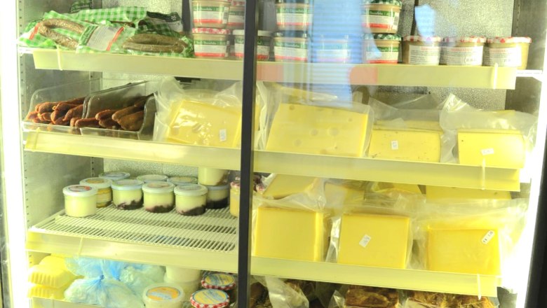 K&uuml;hlschrank mit verschiedenen Milchprodukten, Fleisch und Eiern.