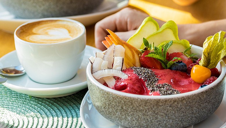 Fr&uuml;hst&uuml;ck mit Kaffee und Smoothie-Bowl mit Obst und Chiasamen.