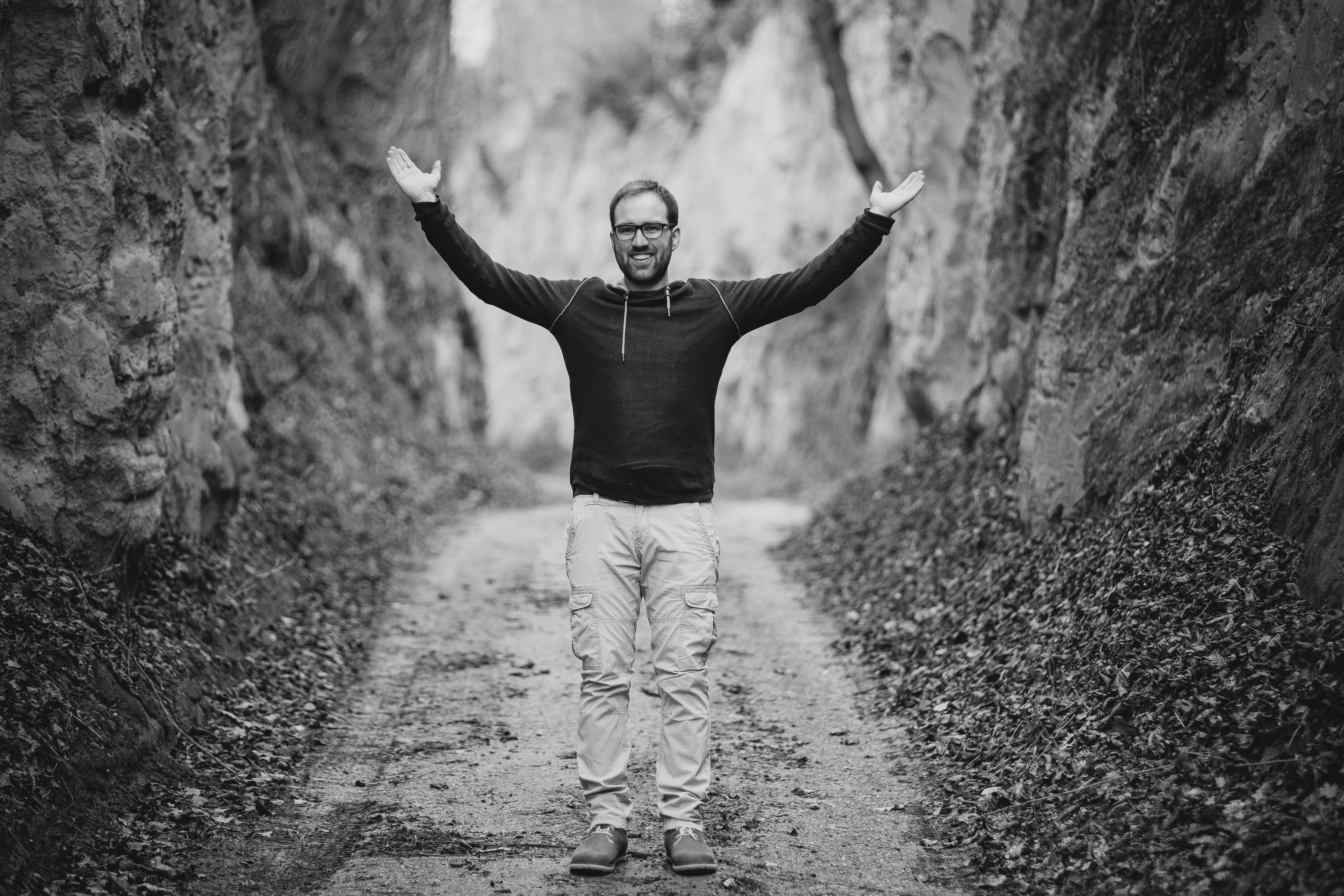 schwarz weiss Bild vom Inhaber in einem Hohlweg 