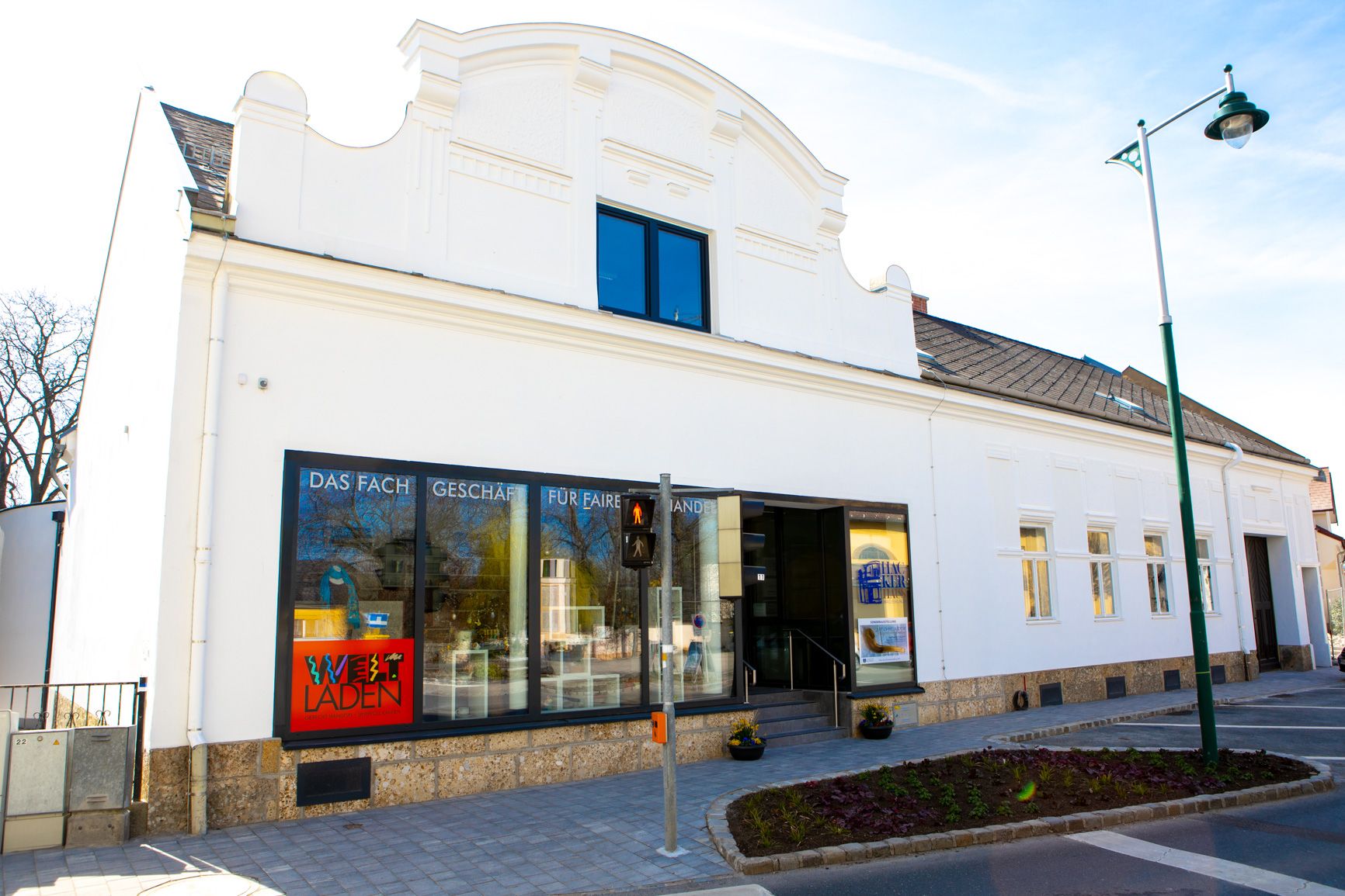 Ein weißes Gebäude mit Schaufenstern