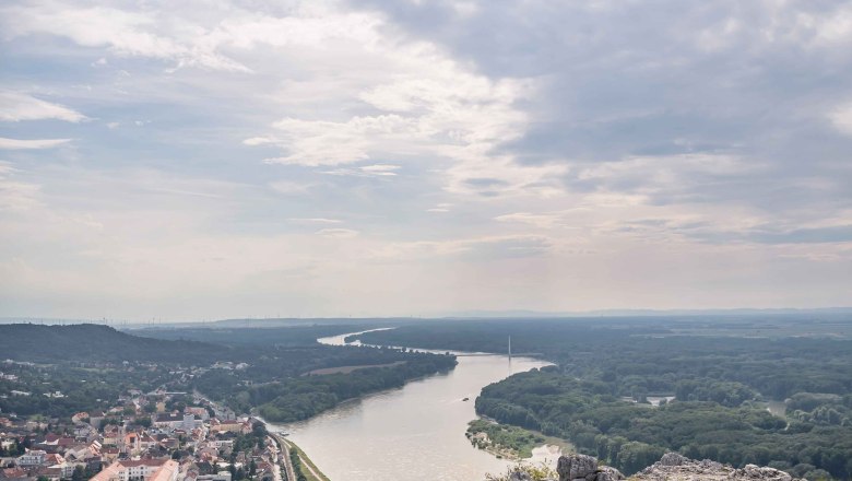 Blick vom Braunsberg auf die Donau und umliegende Landschaft.