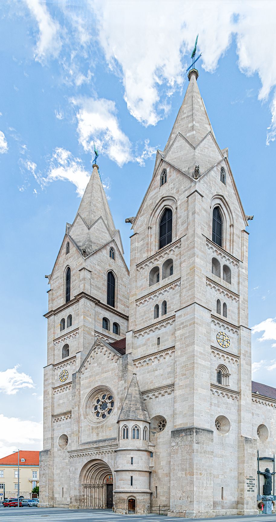 Der Dom von Wiener Neustadt mit zwei markanten Türmen vor blauem Himmel.