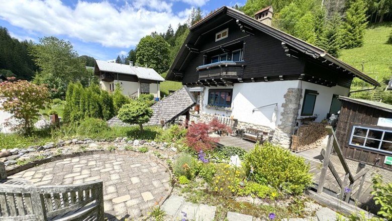 Garten mit Steinelementen, Beeten und Sitzplatz, © Haus Anton
