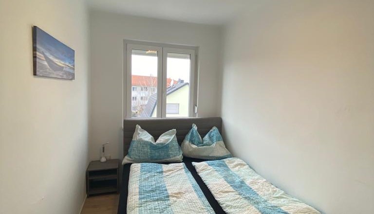 Schlafzimmer mit Doppelbett und Fenster