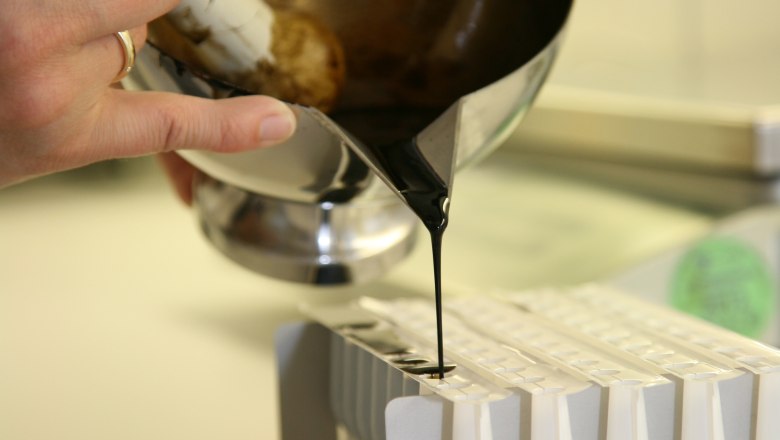 Zaepfchen giessen, &copy; Landschaftsapotheke Melk