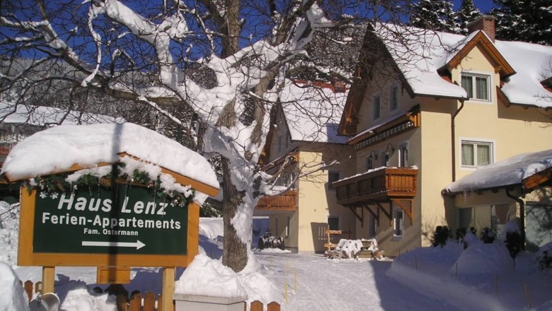 Haus Lenz, © Haus Lenz Winterliche Szene mit Haus Lenz und verschneitem Weg.