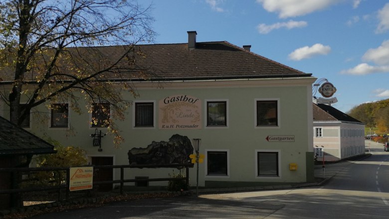 Gasthaus zur Linde, © Roman Zöchlinger Außenansicht eines Gasthauses mit Schild 'Gasthof zur Linde'.