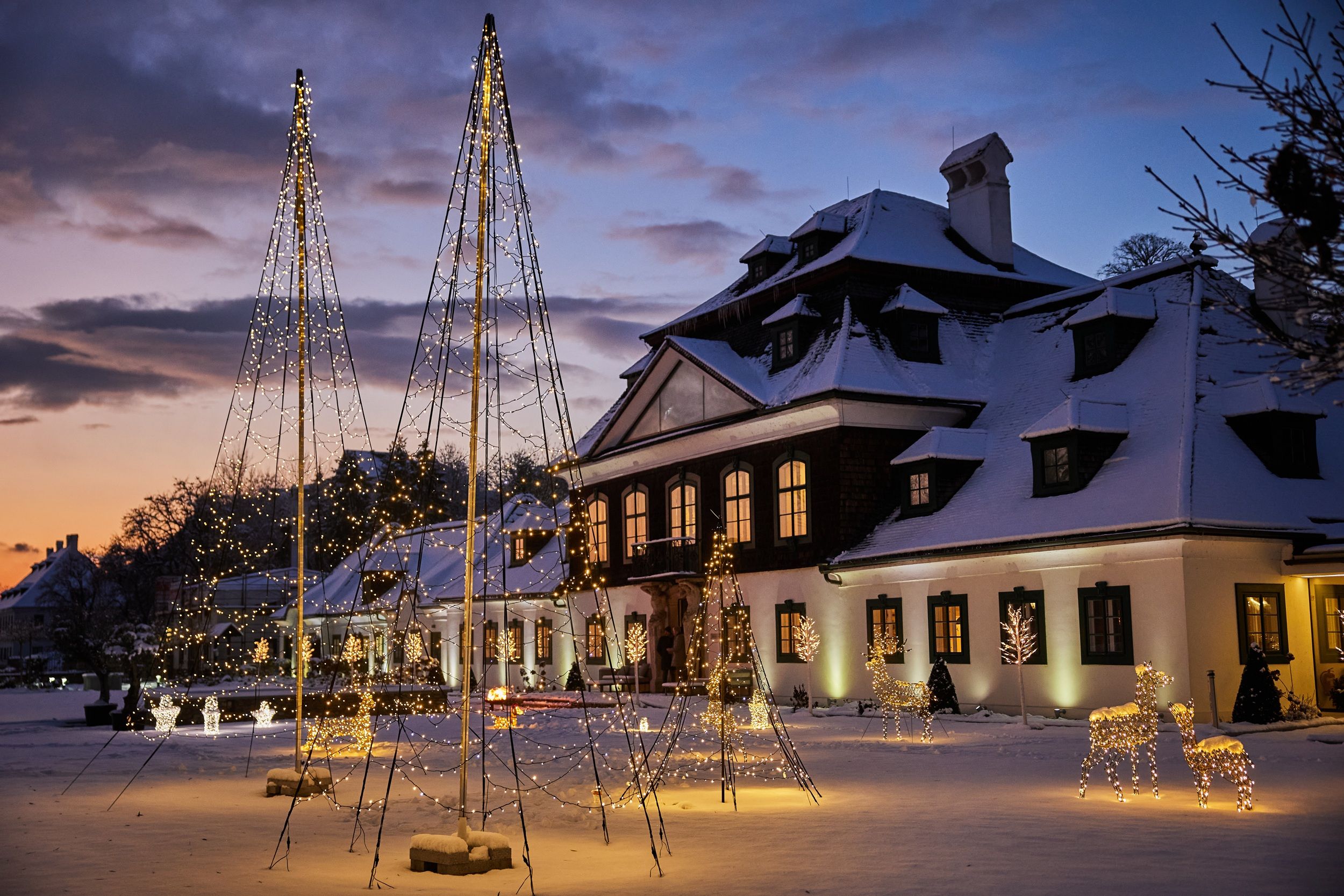 Aussenansicht Schloss Luberegg mit Schnee bei Nacht