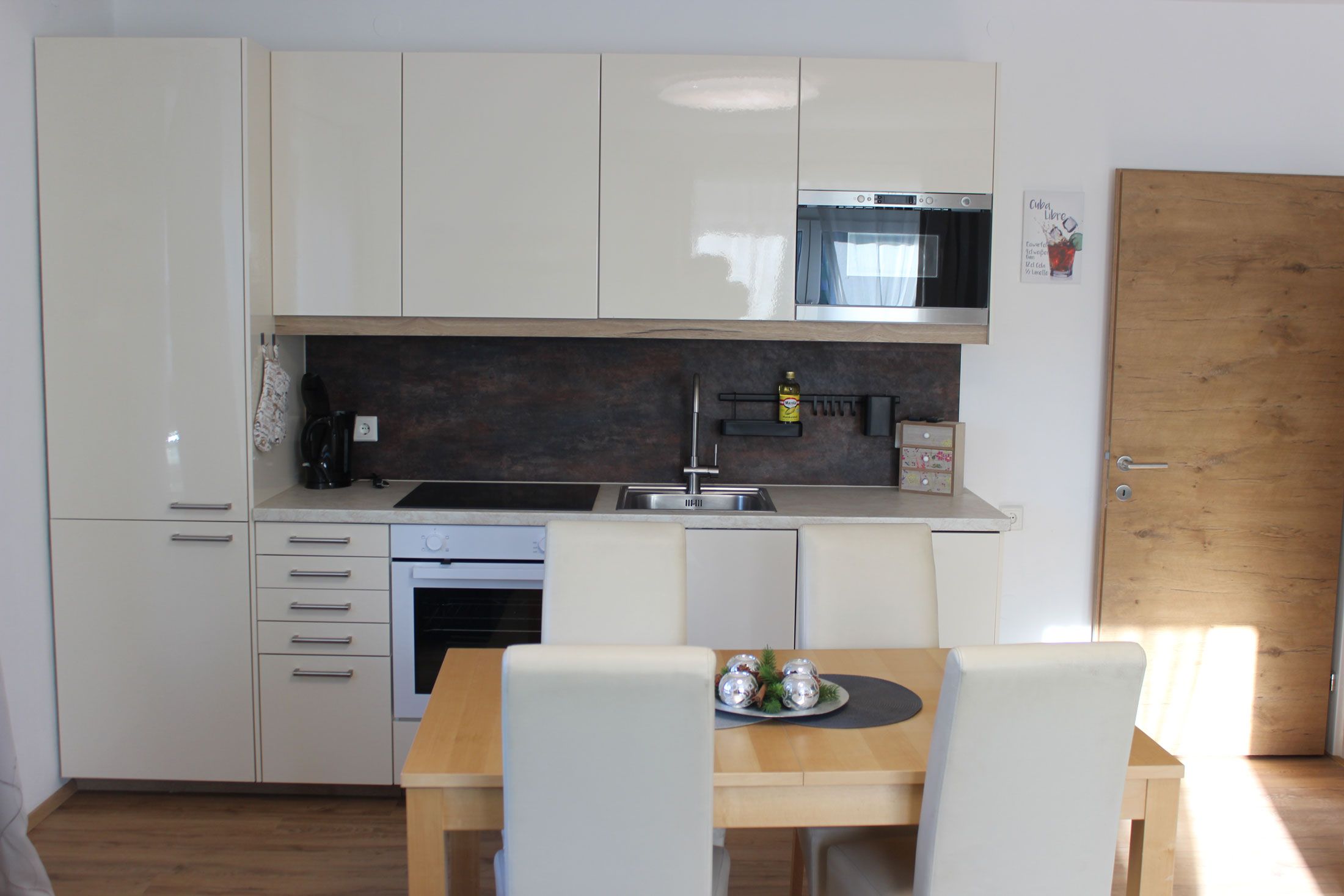 Engelsapartment - Küchenzeile mit Essbereich