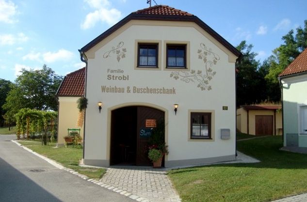Ein kleines Gebäude mit der Aufschrift 'Familie Strobl Weinbau & Buschenschank'.