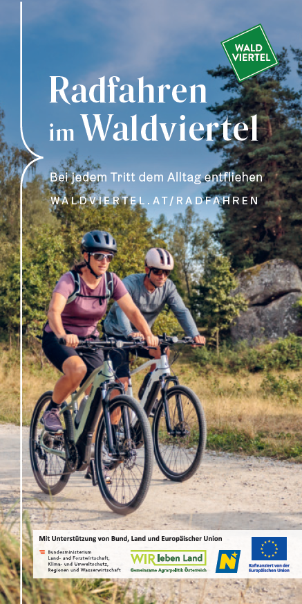 Coverbild: 2 Radfahrende im Wald passieren einen Wackelstein. 