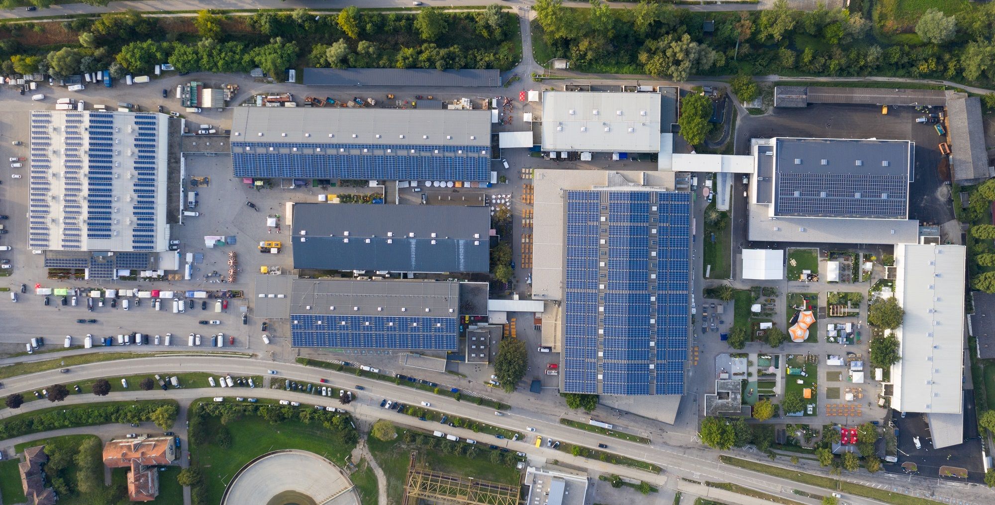 Luftaufnahme des Messegeländes Tulln mit mehreren Hallen und Solarpanels auf den Dächern.