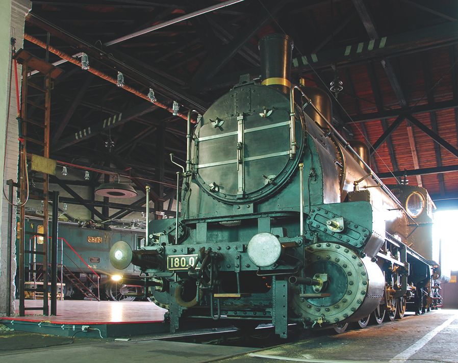 Historische Dampflokomotive im Rundlokschuppen des Südbahn Museums.