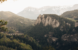 Die majestätischen Berge umarmen das Tal, während die sanften Hügel in sattem Grün erstrahlen. Ein sanfter Wind weht durch die Bäume und bringt den Duft von frischen Kräutern mit sich. Hier, inmitten der Wiener Alpen, entfaltet sich die Schönheit der Natur in ihrer reinsten Form.