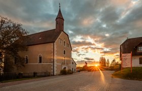 Wallfahrtskirche St. Corona am Wechsel bei Sonnenuntergang.