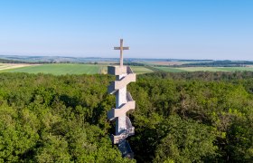 Aussichtsturm Europawarte in einem Waldgebiet mit weitem Blick über die Landschaft.