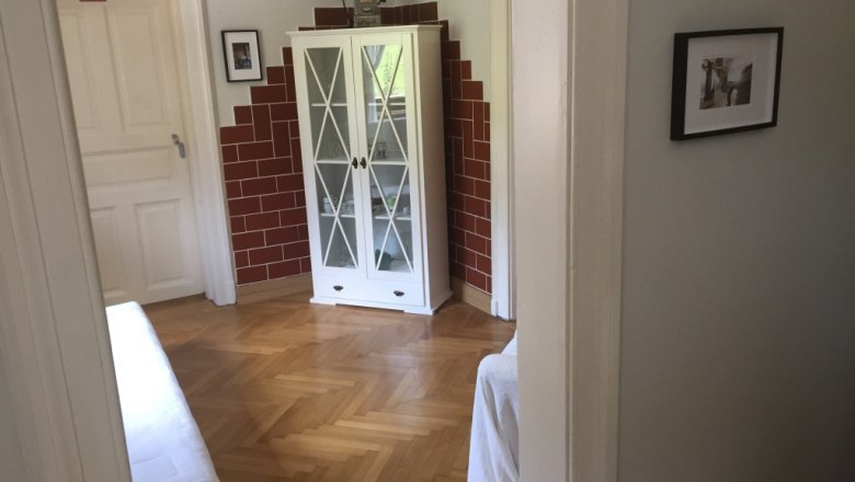 Blick Richtung Wohn/Schlafzimmer in der ehemaligen Bahnw&auml;rterwohnung, &copy; M. Schorn