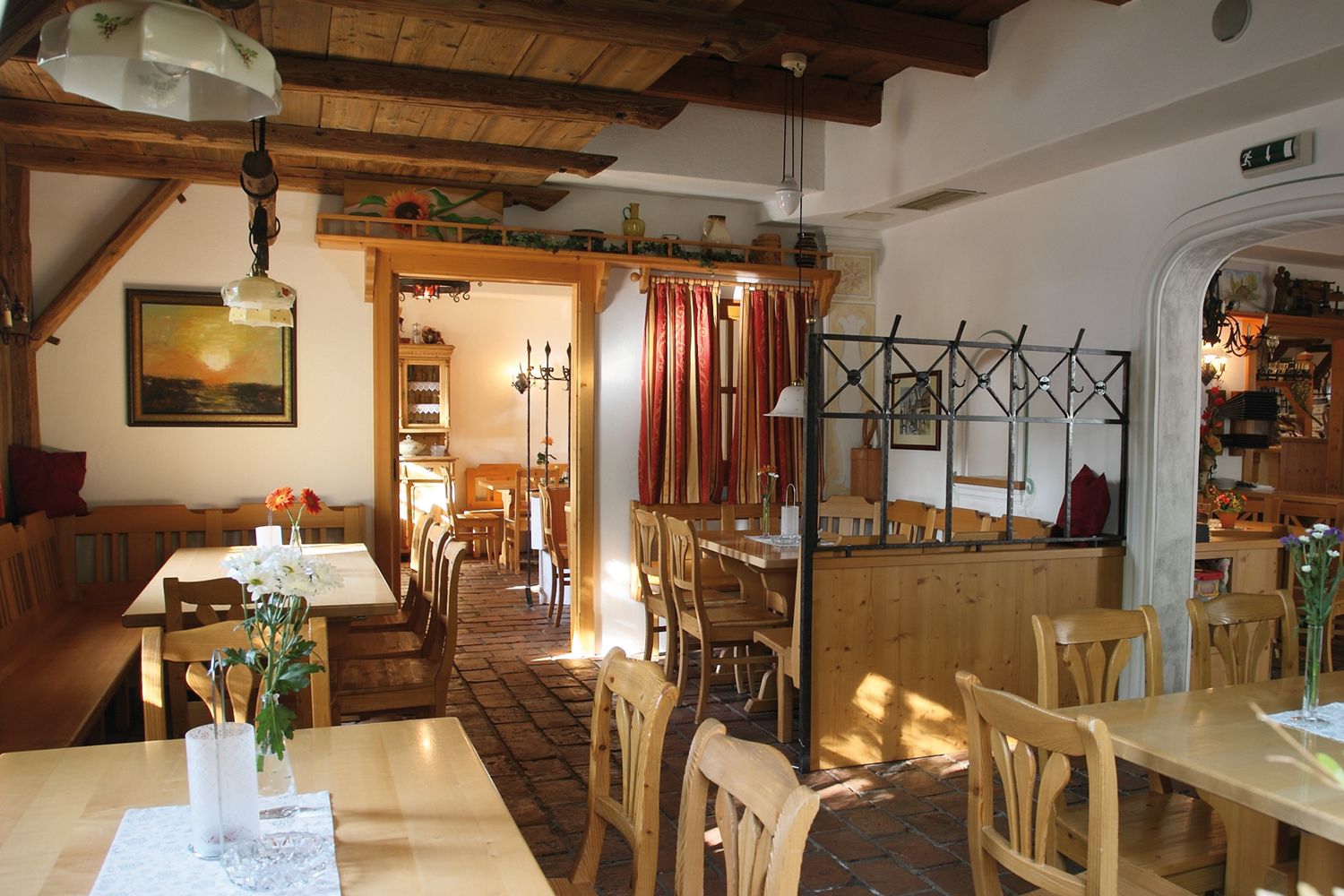 Innenansicht eines gemütlichen Heurigenlokals mit Holzmöbeln und rustikaler Dekoration.