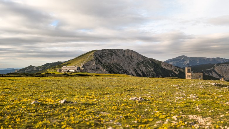 Berglandschaft mit Wiese und Geb&auml;uden am Raxplateau.