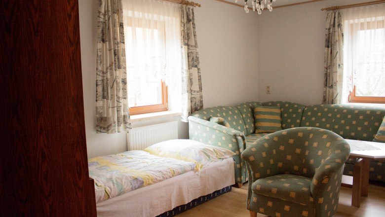 Wohnzimmer mit Zustellbett in der Ferienwohnung, © Tourismus-Service Weitra