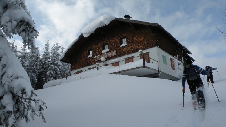 &Ouml;hlerschutzhaus im Winter schneebedeckt