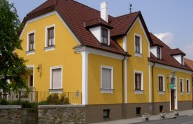 Gelbes Einfamilienhaus mit rotem Dach