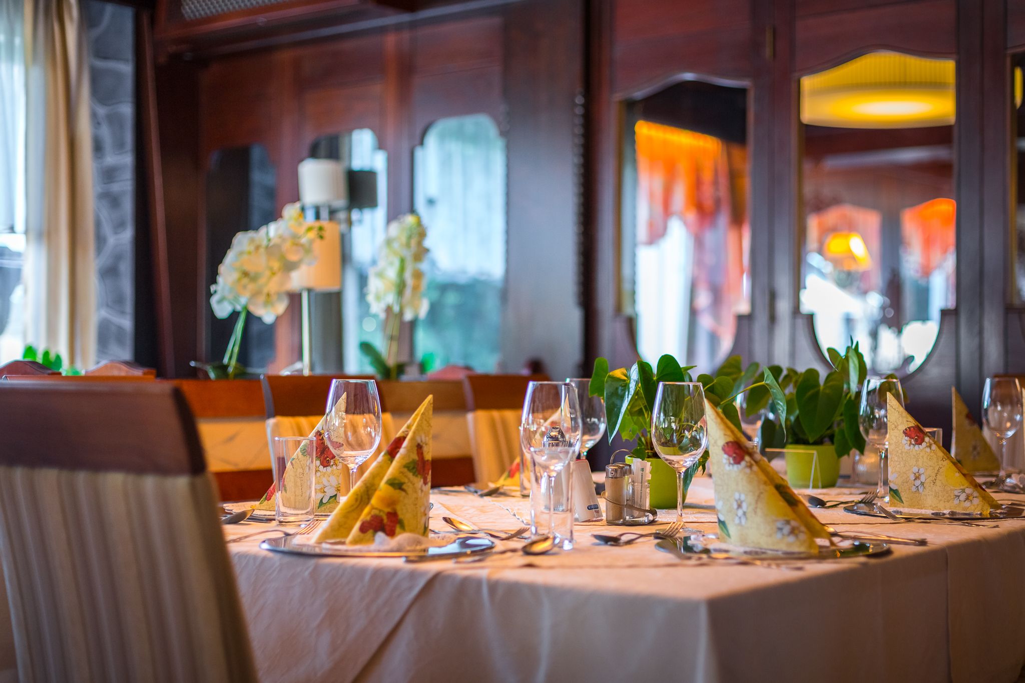 Speisesaal Tische aufgedeckt mit Servietten und Weingläsern. 