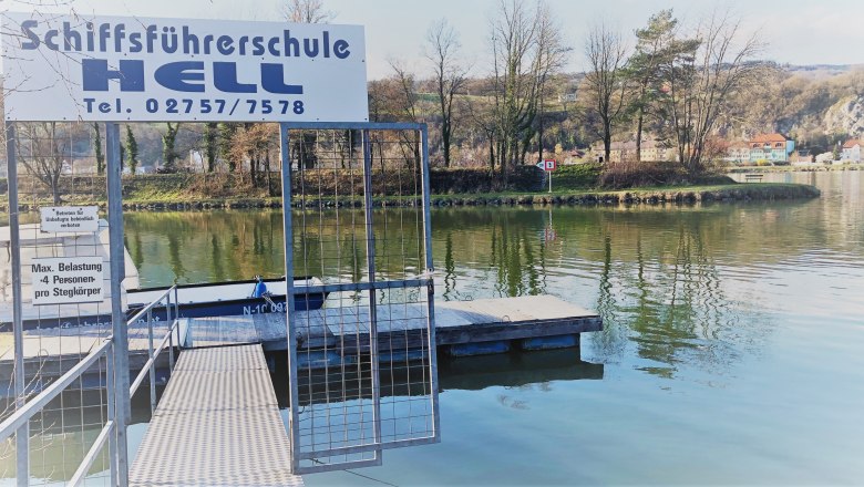 Steg im Hafen der Schiffsführerschule Hell in Krummnussbaum.