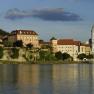 Au&szlig;enansicht von D&uuml;rnstein mit Schloss und Kirche am Flussufer.