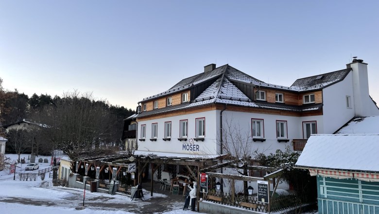 Gasthaus Moser im Winter mit Schnee bedeckt.