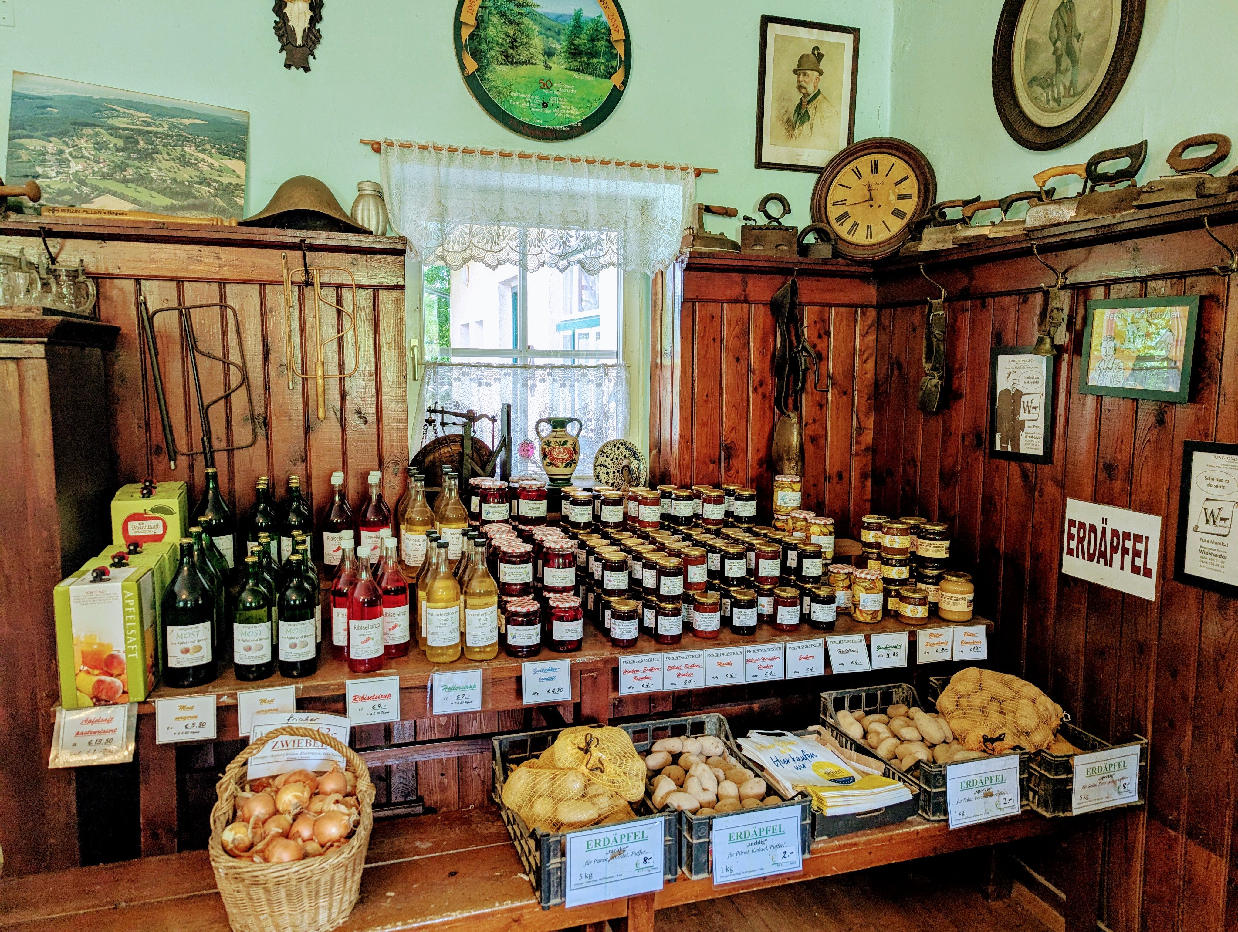 Verkaufsraum mit regionalen Produkten wie Marmeladen, Säften und Kartoffeln.