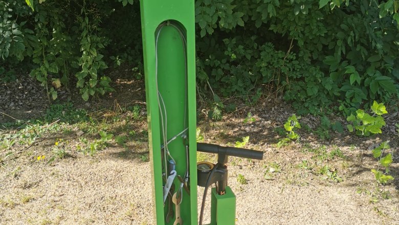 Gr&uuml;ne Radservicestation mit Werkzeugen im Freien.