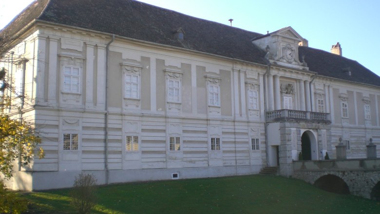 Schloss Rohrau mit klassizistischer Fassade und Balkon.