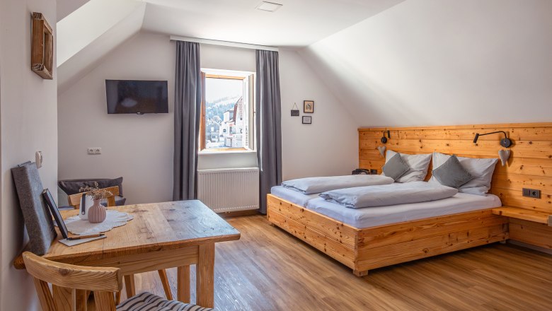 Apartmenthaus Leopold an der Ybbs, © Niederösterreich Werbung / Maximilian Pawlikowsky Gemütliches Schlafzimmer mit Holzmöbeln und Dachschräge.