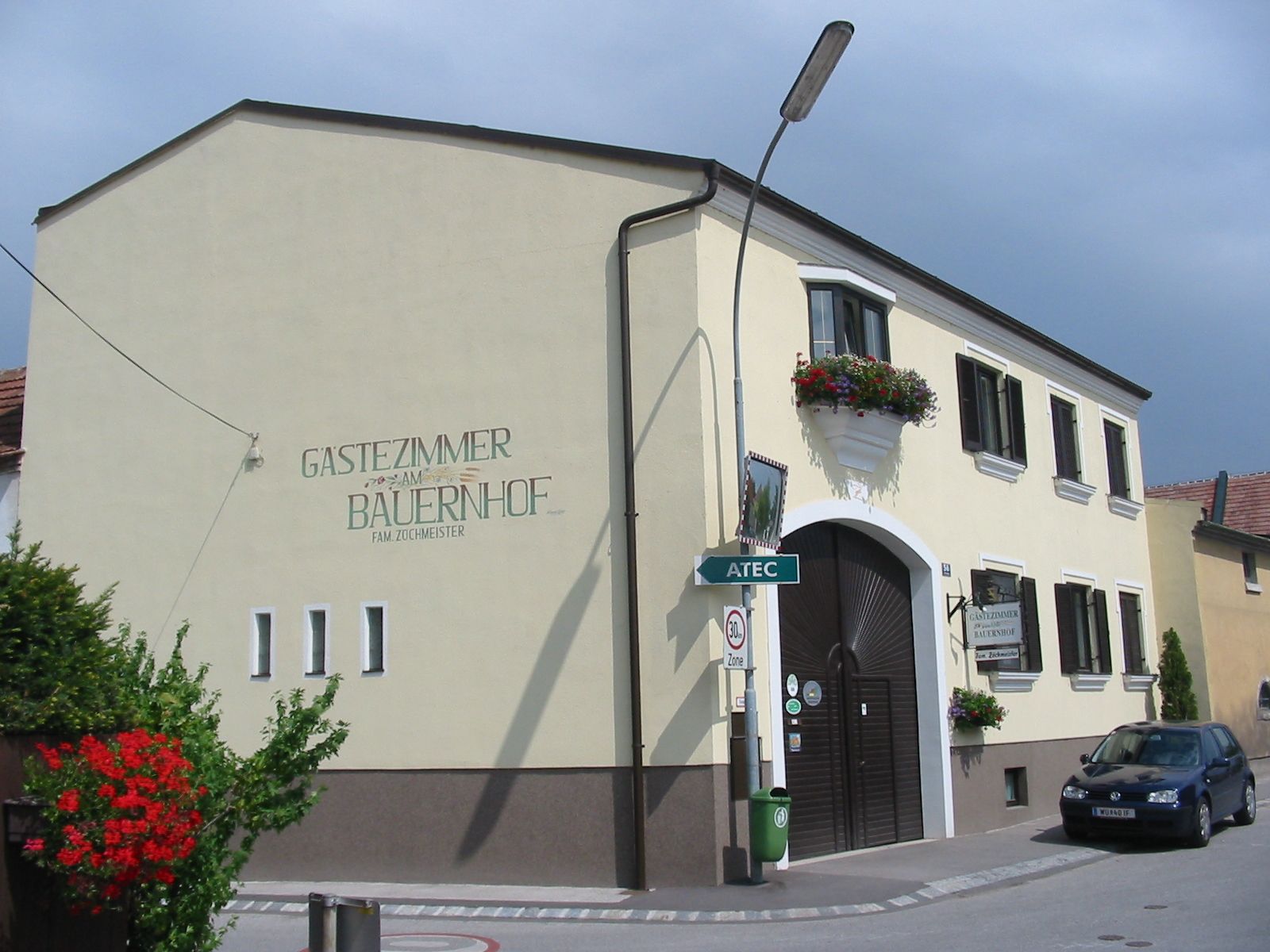 Ein Gästehaus mit der Aufschrift 'Gästezimmer am Bauernhof Fam. Zöchmeister'.