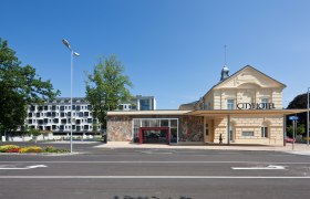 Außenansicht des Cityhotel D & C mit modernem und historischem Gebäudeteil.