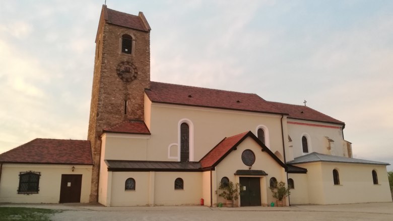 Ehemalige Wehrkirche in Hohenwarth bei Sonnenuntergang.