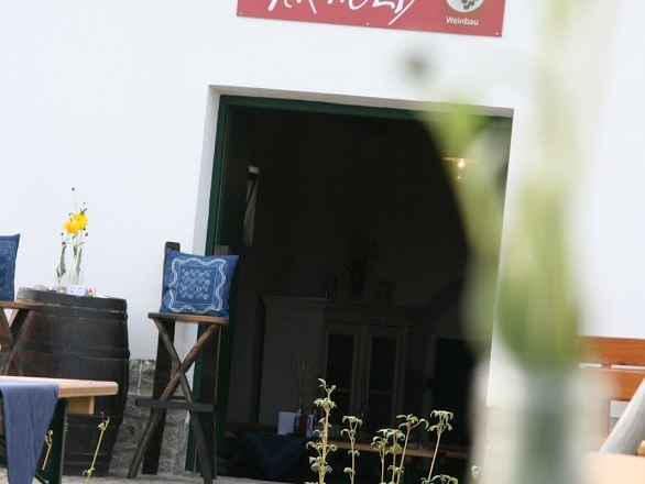 Eingang zu einem Weinkeller mit Schild 'Arthold'.