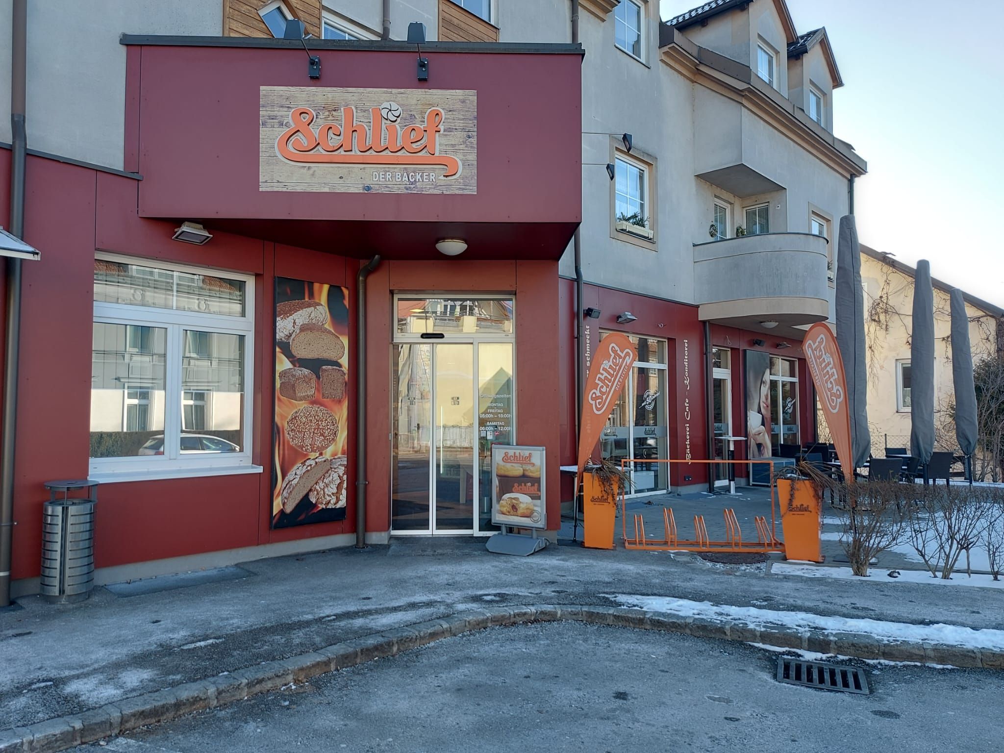 Außenansicht der Bäckerei Schlief mit Schild mit Logo