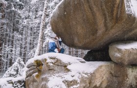 Im Winter faszinierende Wackelsteine im Naturpark Blockheide entdecken., &copy; Kathrin Schlager von sevenandstories
