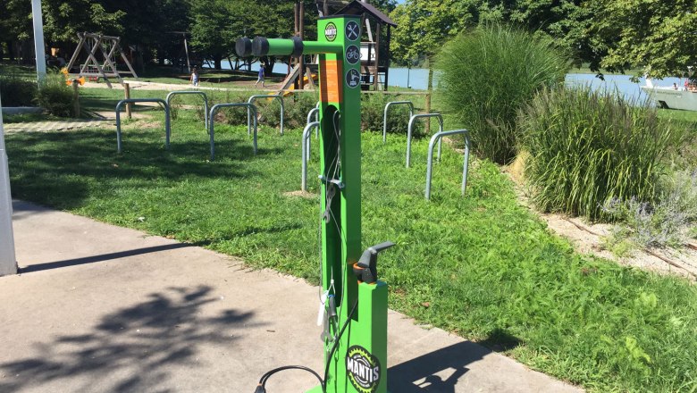 Fahrradreparaturs&auml;ule steht an der Donaul&auml;nde ersichtlich ist eine Luftpumpe, Zange und Schraubenschl&uuml;ssel