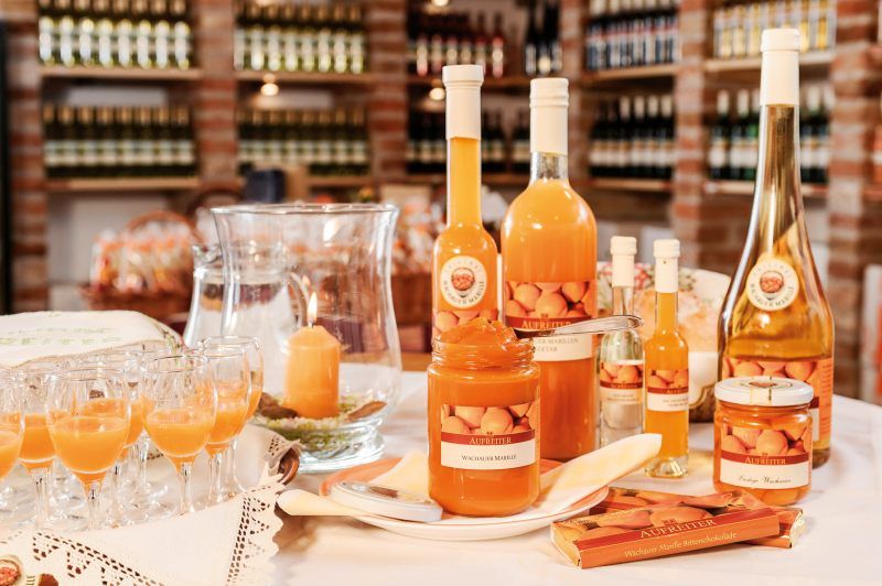 Verschiedene Marillenprodukte auf einem Tisch im Hofladen