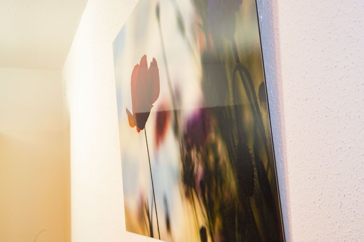 Nahaufnahme eines Blumenbildes an einer Wand.