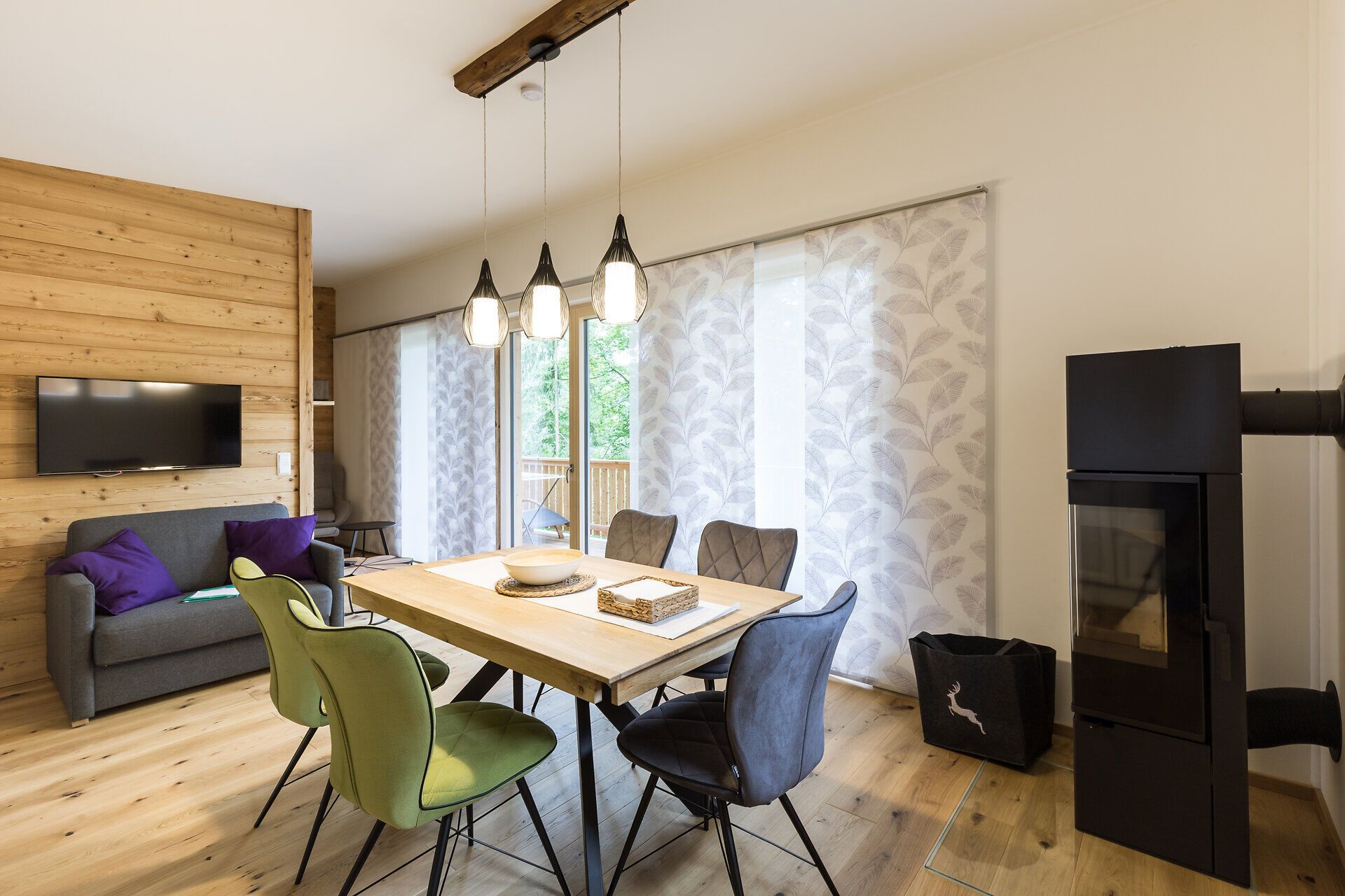 Inmitten einer harmonischen Kombination aus modernem Design und natürlichem Holz strahlt der Essbereich eine einladende Gemütlichkeit aus. Die großen Fenster lassen viel Licht herein und bieten einen Blick auf die umliegende Natur, während die stilvollen Stühle zum Verweilen einladen. Hier wird der Sommer in den Bergen zu einem unvergesslichen Erlebnis.