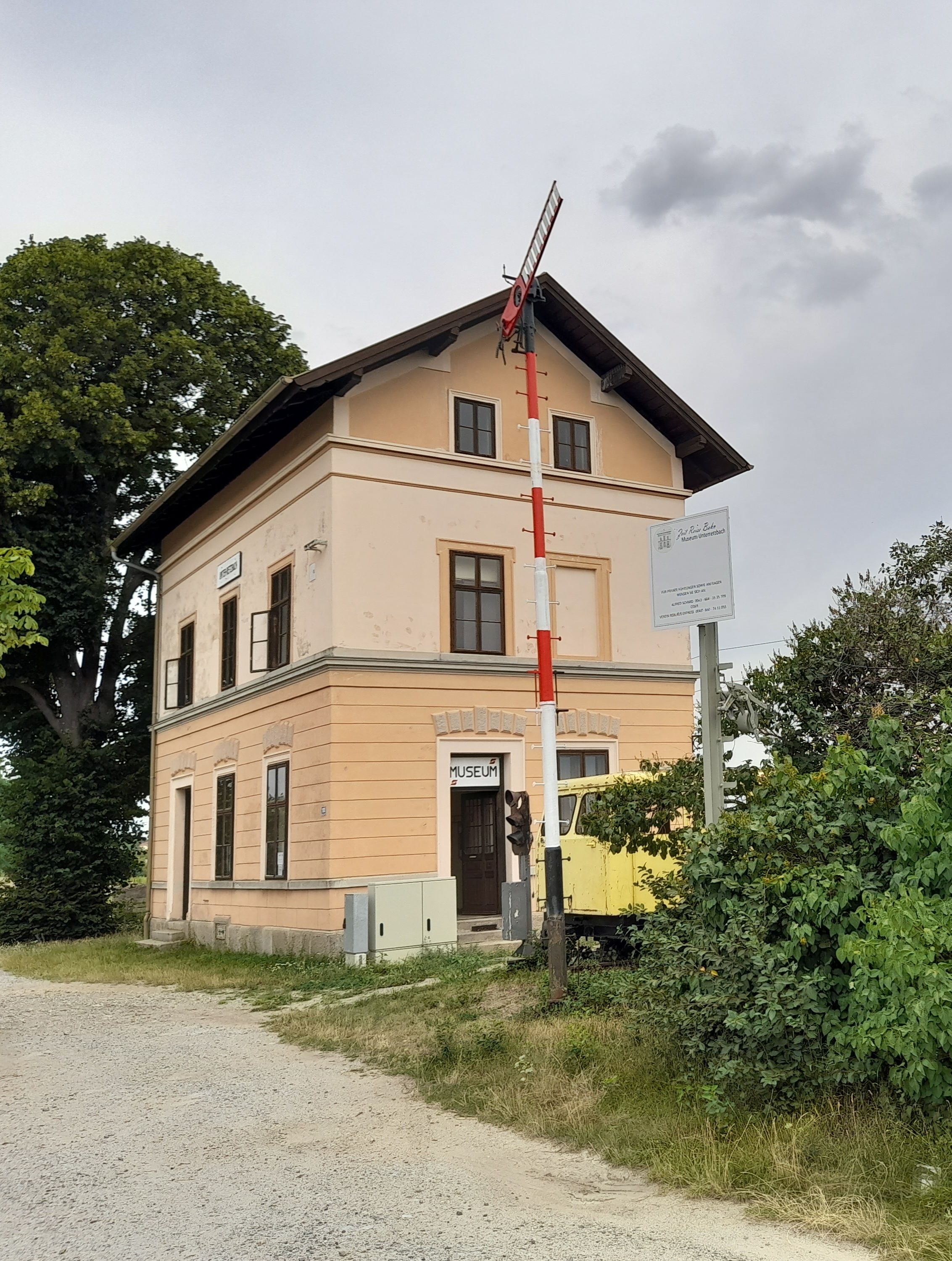 Altes Bahnhofsgebäude mit Museumsschild und Signal in Unter-Retzbach.