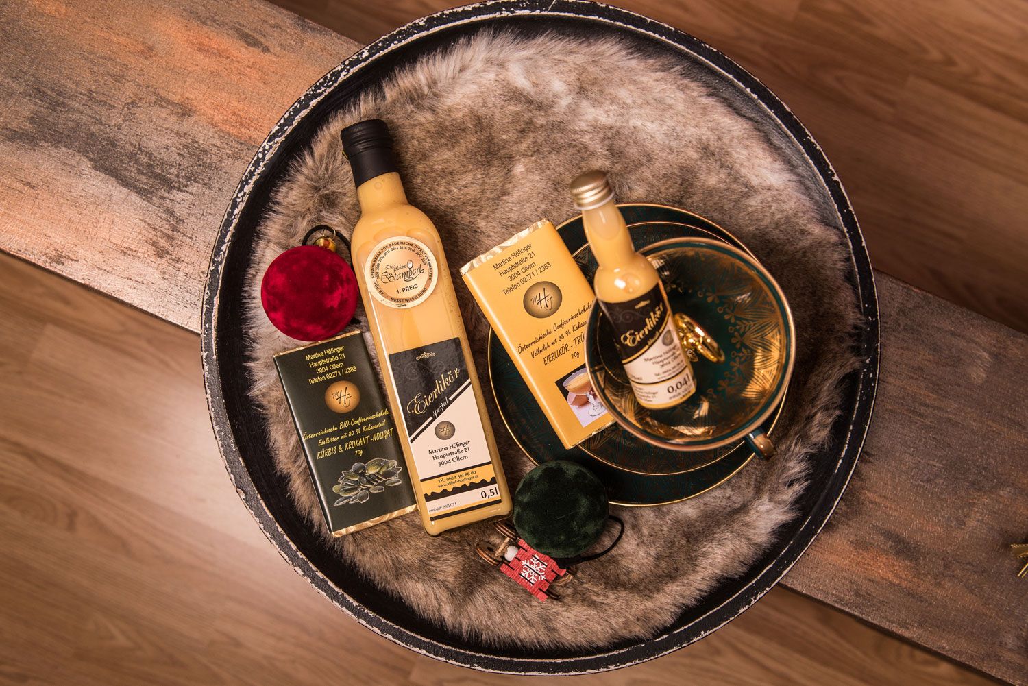 Produkte von Abhof Höfinger auf einem Tablett.