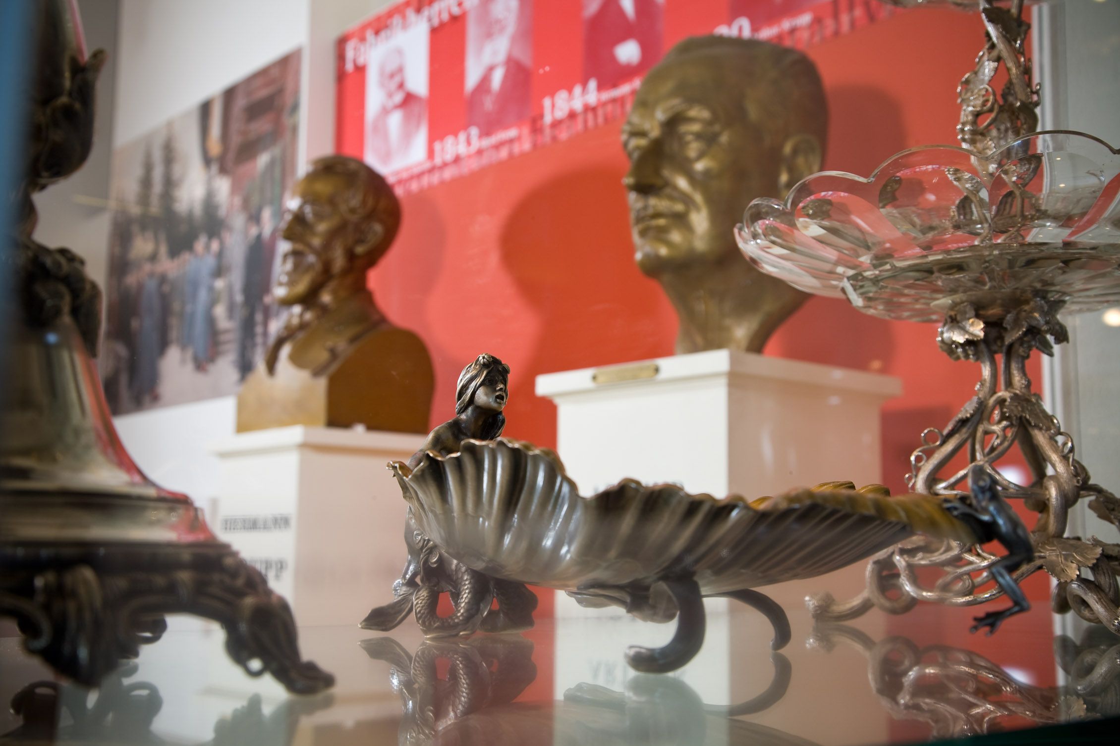 Museumsvitrine mit Skulpturen und Büsten.