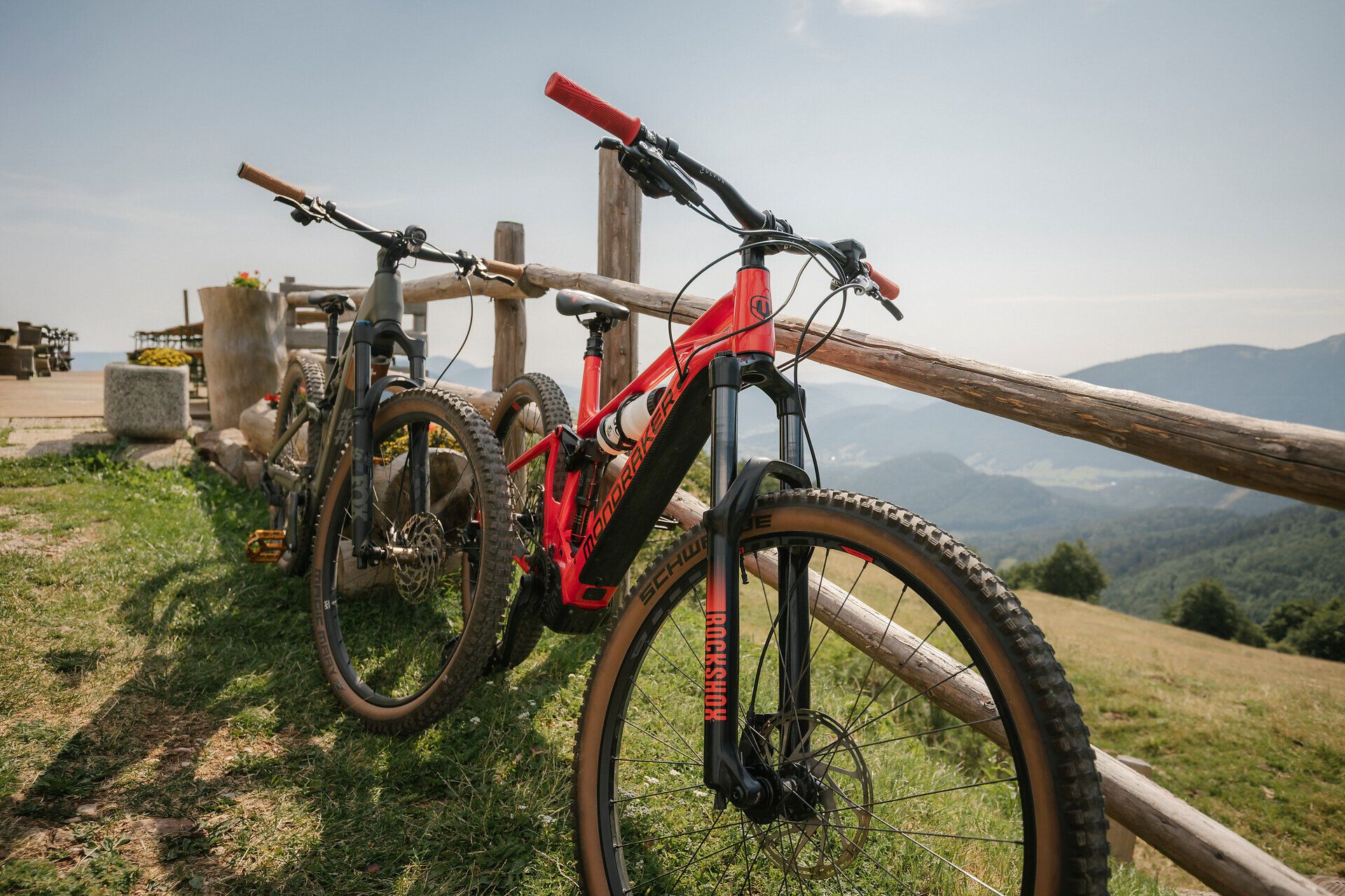 Mountainbikes an einem Holzzaun mit Panoramablick beim Almreserlhaus am Schneeberg